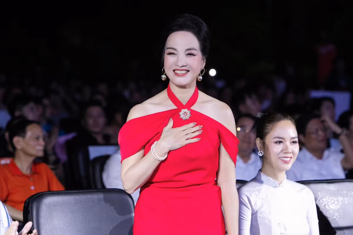 Phong cách thời trang của Lê Khanh cũng được đánh giá cao, thanh lịch, sang trọng, phù hợp với lứa tuổi. Ảnh: FB NSND Lê Khanh