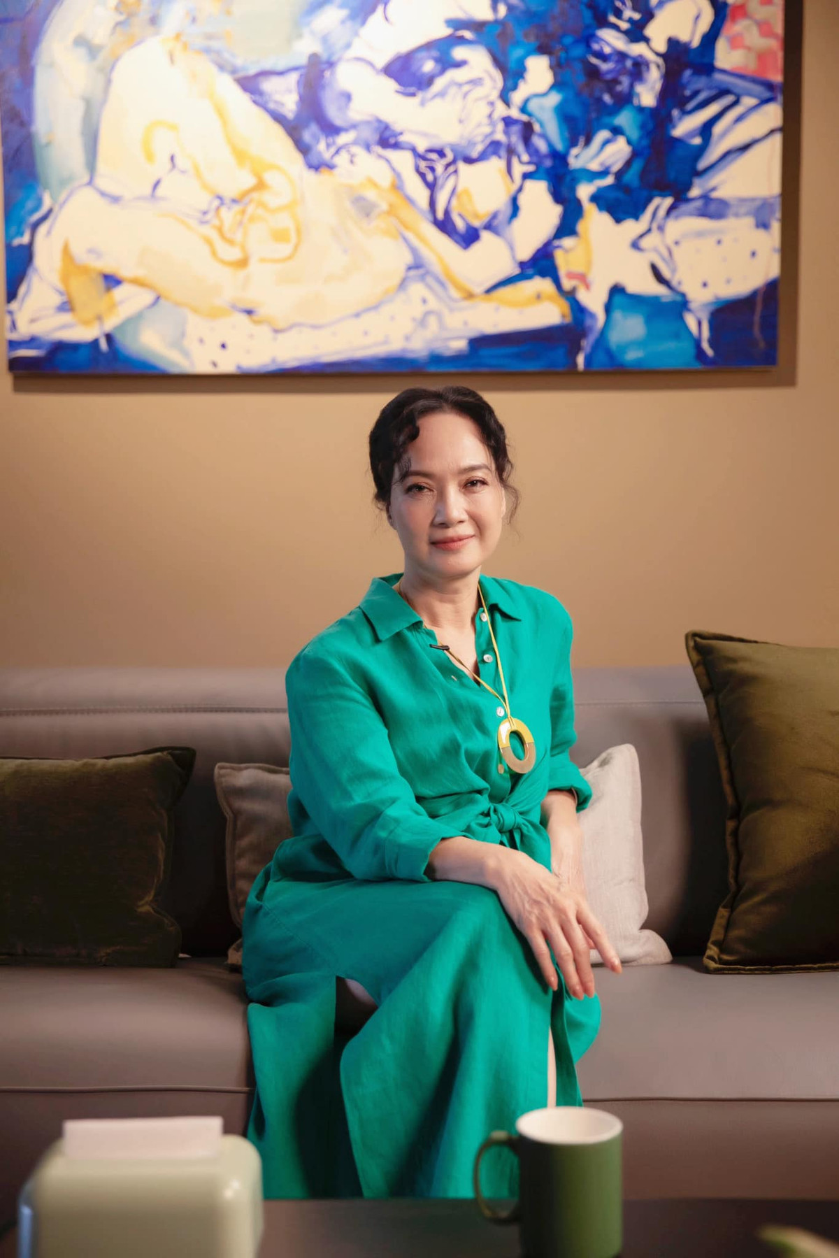 Về đời tư, sau phim Săn bắt cướp, Lê Khanh đã chiếm trọn trái tim đạo diễn, nhà quay phim, NSƯT Phạm Việt Thanh. Họ có con gái Lam Khê (sinh năm 1995) và con trai Gia Khanh (sinh năm 1997). Ảnh: FB NSND Lê Khanh