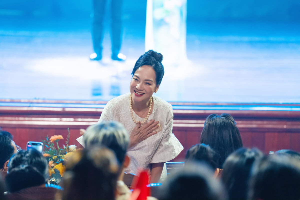 Đôi mắt biết nói, nụ cười rạng rỡ của nữ nghệ sĩ gây ấn tượng với người đối diện. Ảnh: FB NSND Lê Khanh