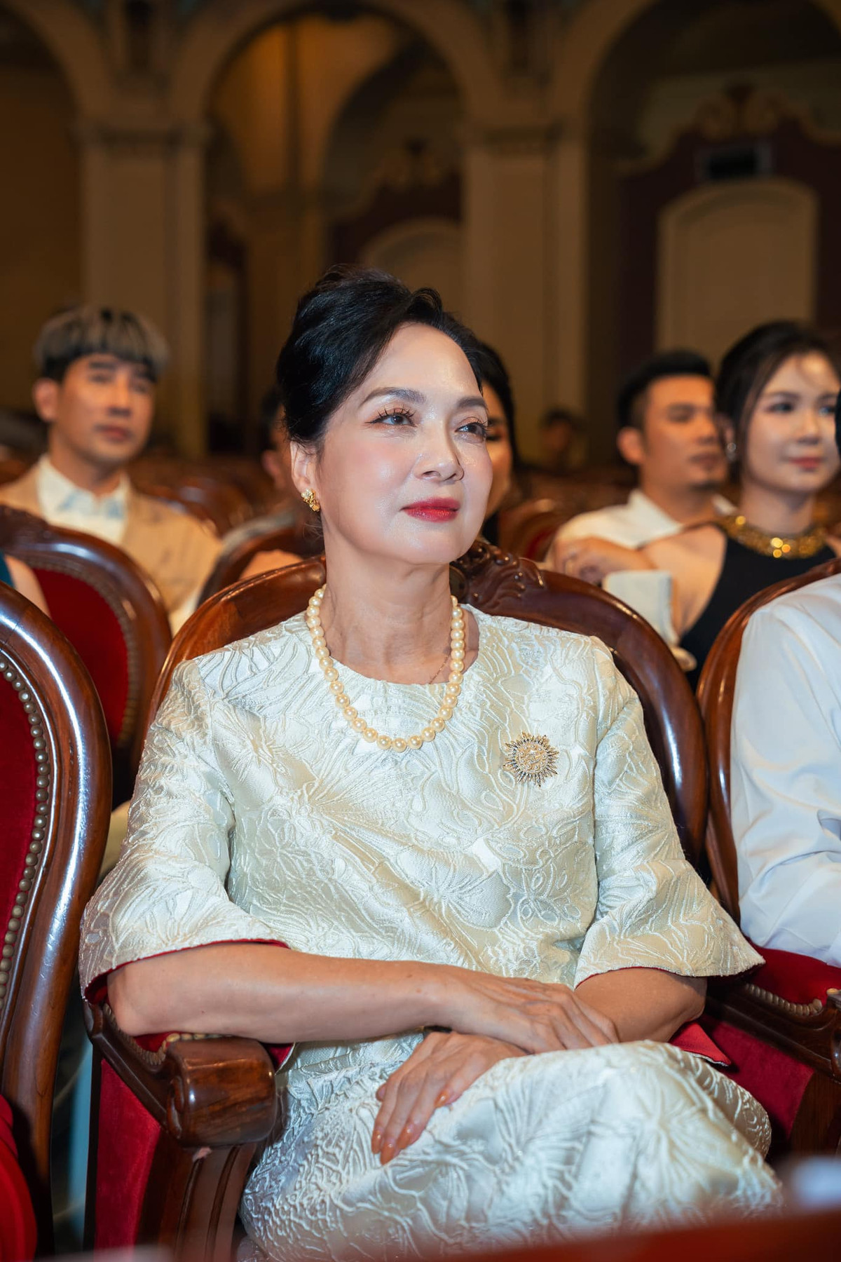 Dù đã hơn 60 tuổi nhưng NSND Lê Khanh vẫn giữ được vẻ đẹp duyên dáng. Ảnh: FB NSND Lê Khanh