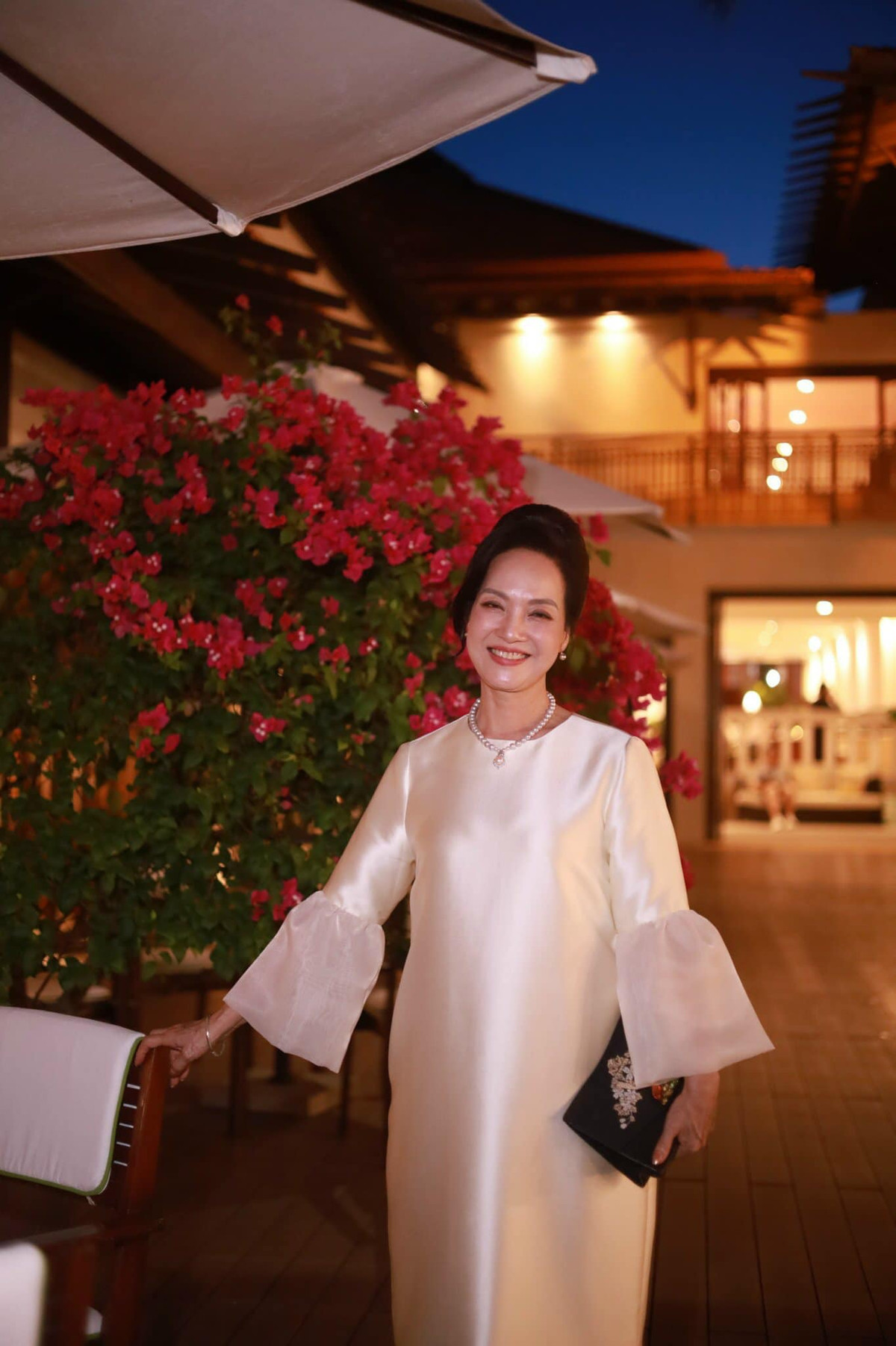 Ở tuổi 61, NSND Lê Khanh vẫn cuốn hút người đối diện bởi vẻ đẹp kiêu sa. Ảnh: FB NSND Lê Khanh