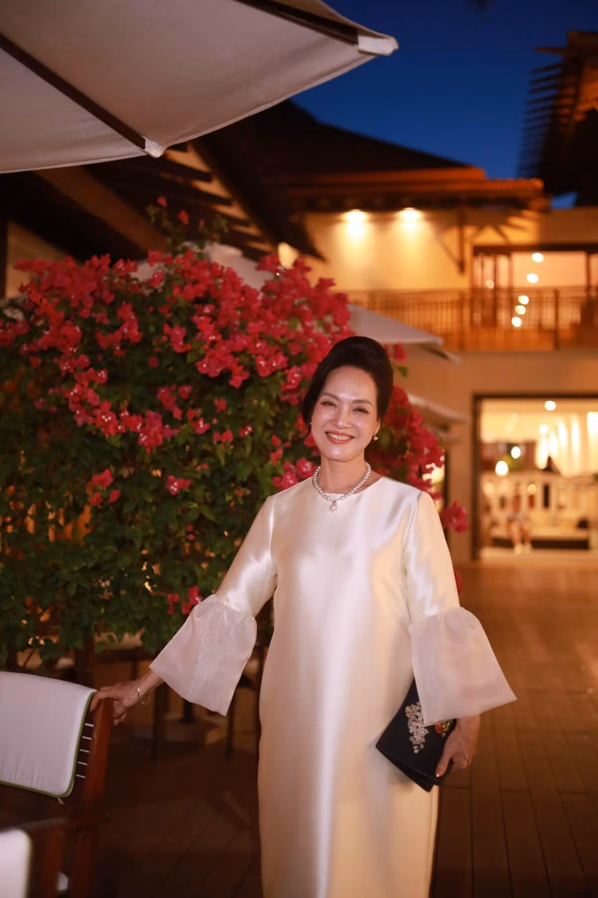 Ở tuổi 61, NSND Lê Khanh vẫn cuốn hút người đối diện bởi vẻ đẹp kiêu sa. Ảnh: FB NSND Lê Khanh