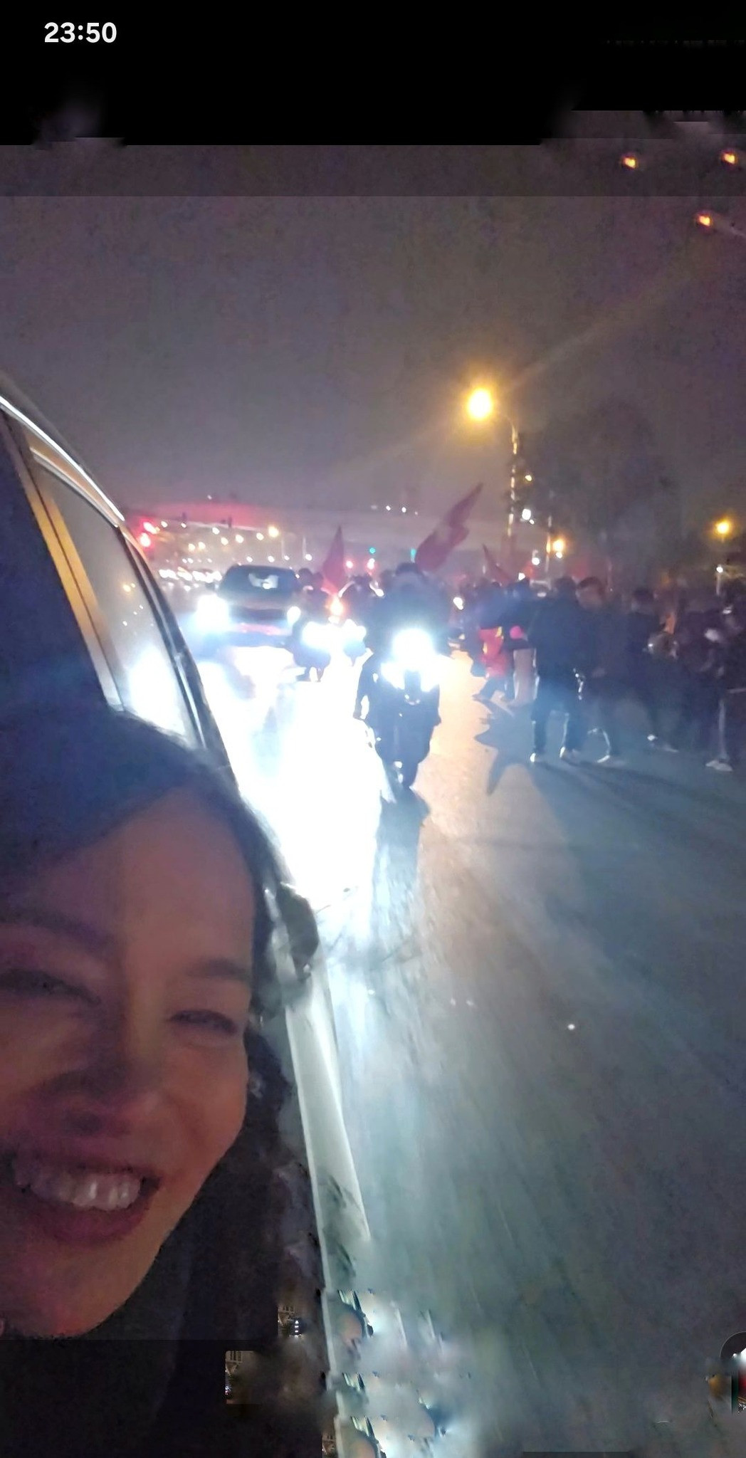 Diễn viên Tú Oanh tươi cười đi "bão", chụp ảnh trên ô tô. Ảnh: FB Oanh Le Tu