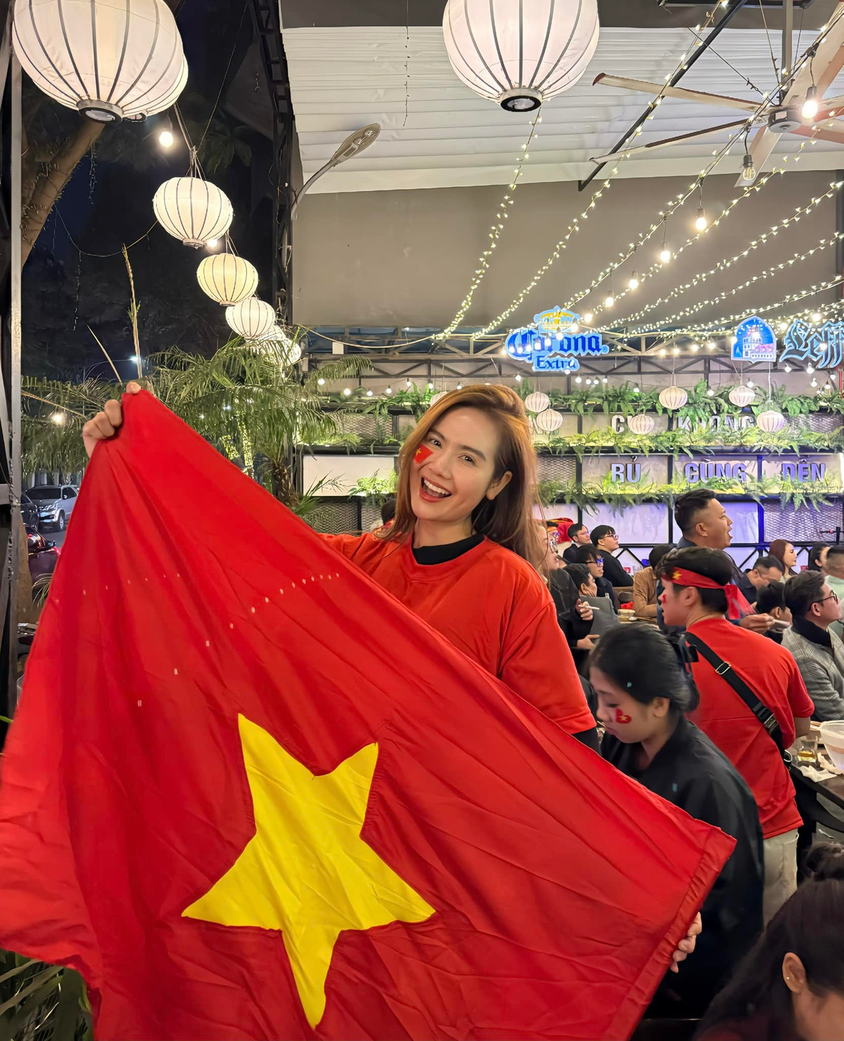 Diễn viên Phan Minh Huyền cười tươi sau chiến thắng của đội tuyển bóng đá Việt Nam. Ảnh: FB Phan Minh Huyền