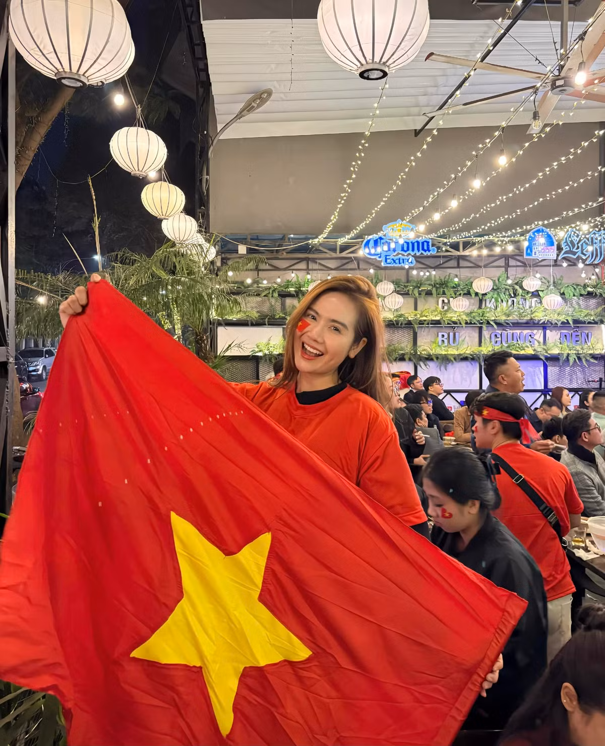 Diễn viên Phan Minh Huyền cười tươi sau chiến thắng của đội tuyển bóng đá Việt Nam. Ảnh: FB Phan Minh Huyền