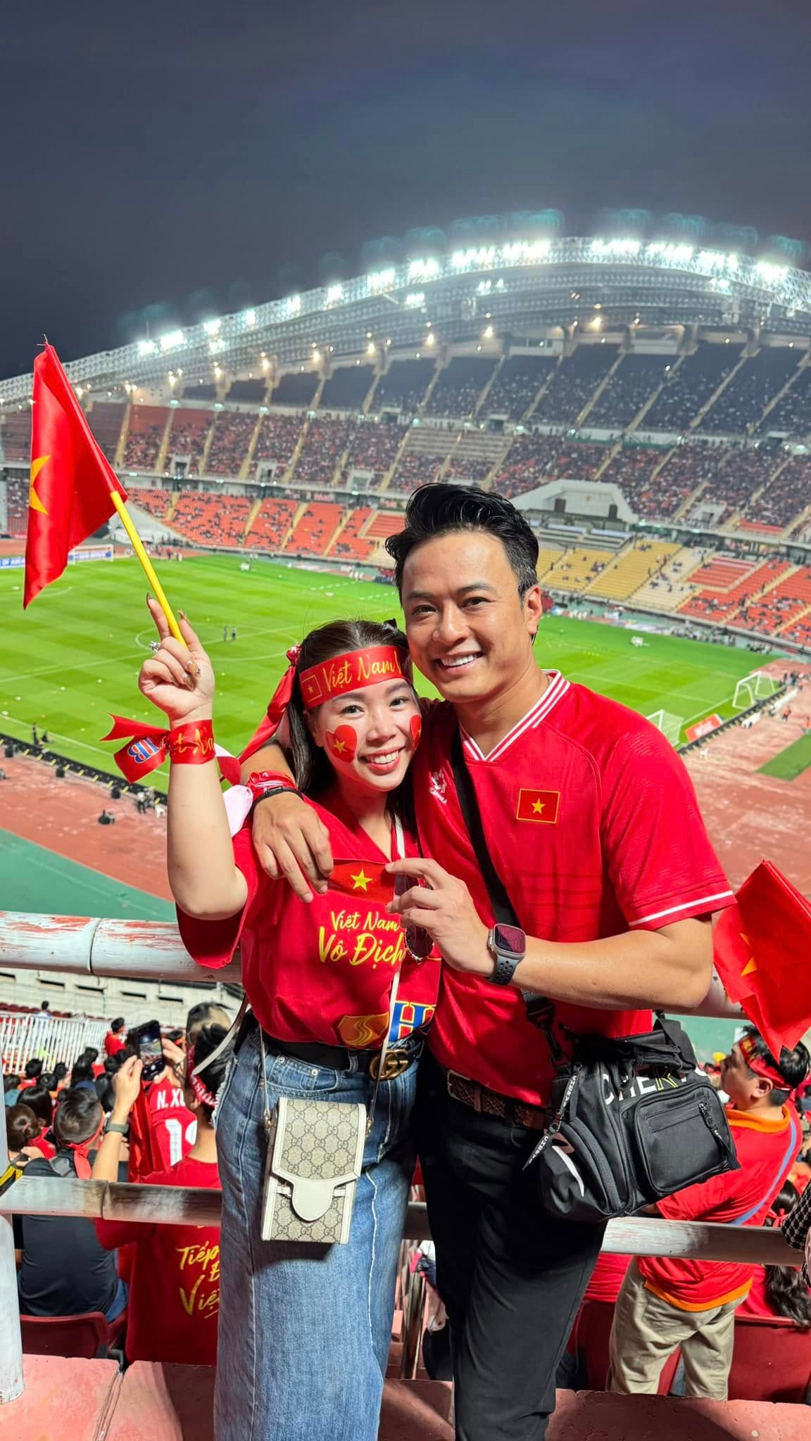 Diễn viên Hồng Đăng cùng bà xã có mặt trực tiếp tại sân vận động Rajamangala, Thái Lan để cổ vũ đội tuyển bóng đá Việt Nam. Ảnh: FB Lê Hồng Đăng