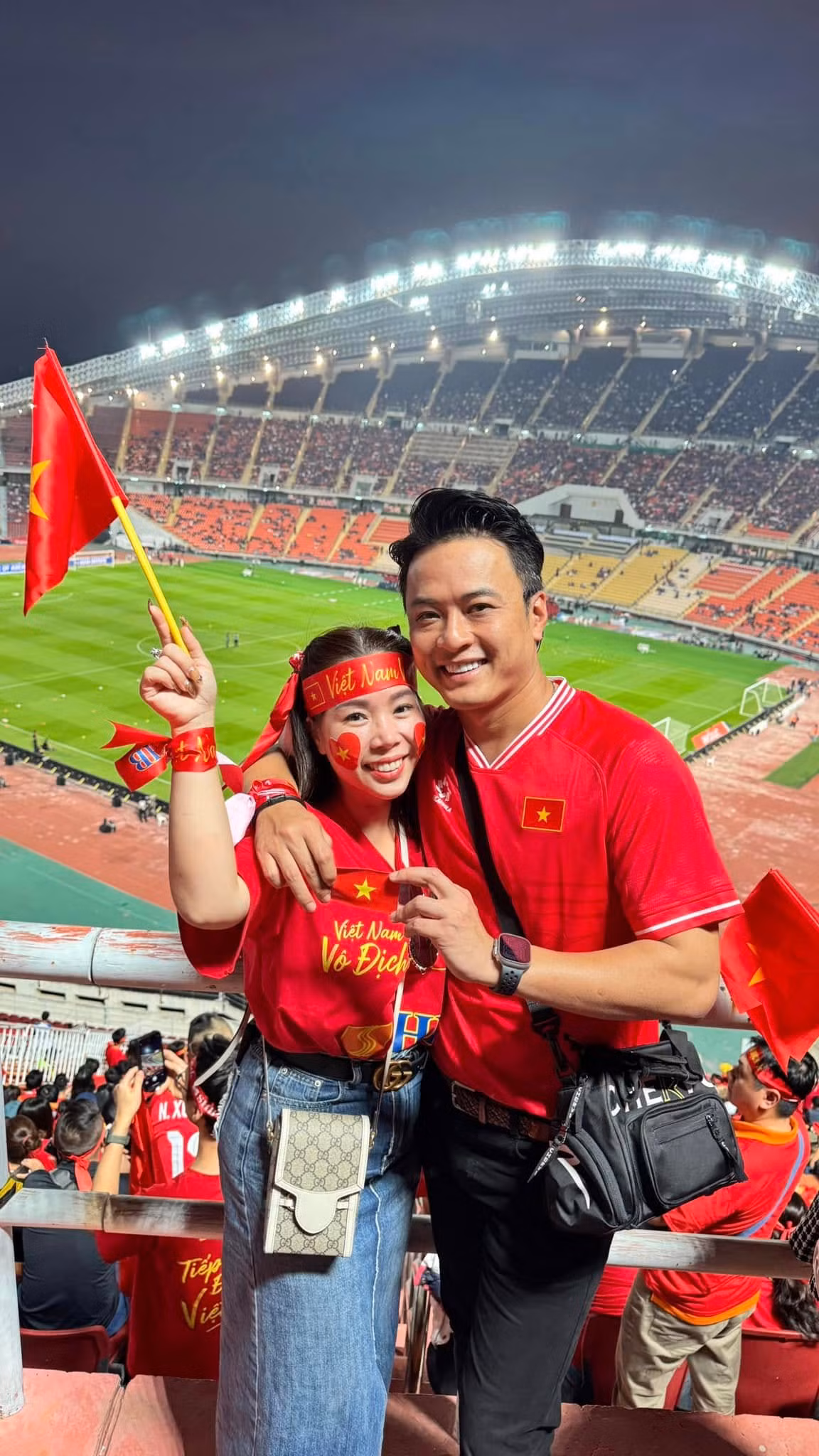 Diễn viên Hồng Đăng cùng bà xã có mặt trực tiếp tại sân vận động Rajamangala, Thái Lan để cổ vũ đội tuyển bóng đá Việt Nam. Ảnh: FB Lê Hồng Đăng