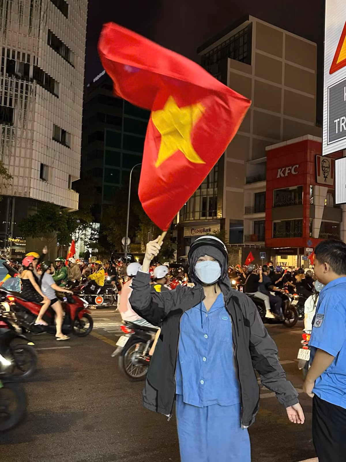 Diệu Nhi hài hước khoe khoảnh khắc mặc luôn đồ ngủ đi "bão". Ảnh: FB Diệu Nhi