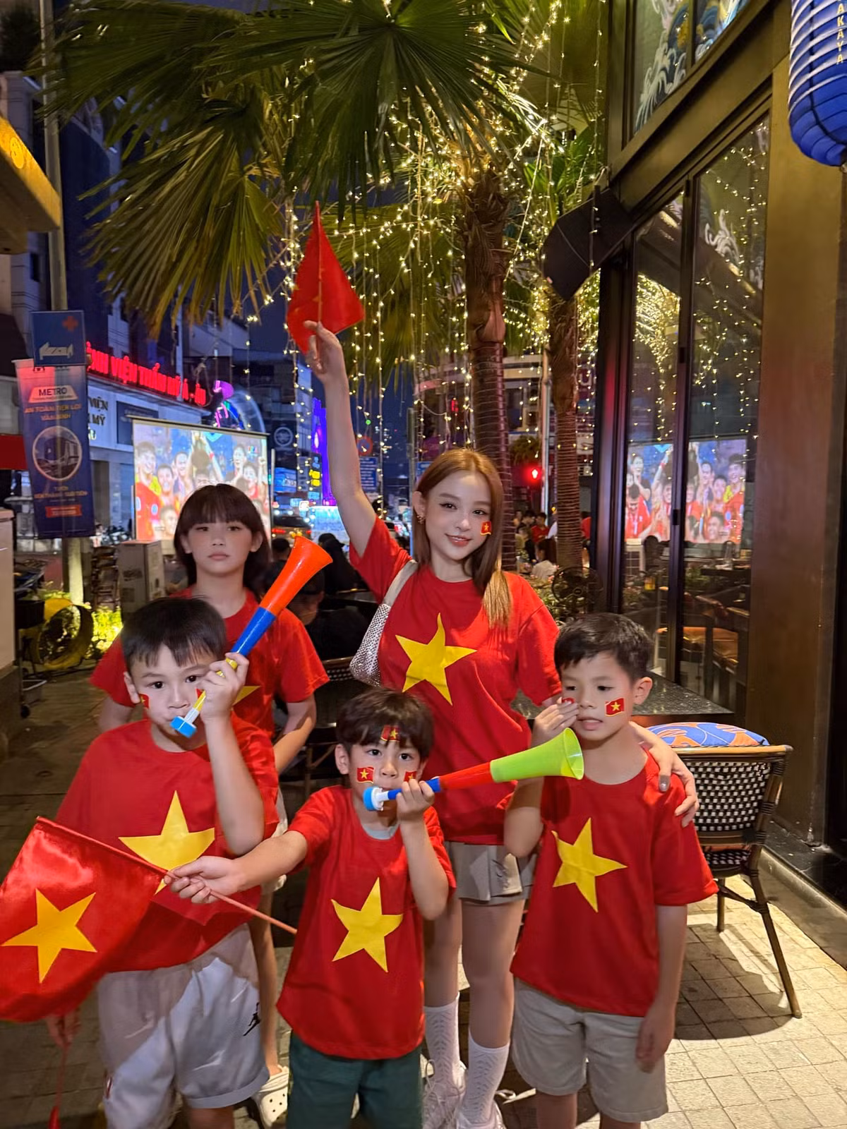 Huyền Baby khoe khoảnh khắc cùng các con mặc áo cờ đỏ sao vàng, chúc mừng chiến thắng của đội tuyển bóng đá Việt Nam. Ảnh: FB Đặng Ngọc Huyền