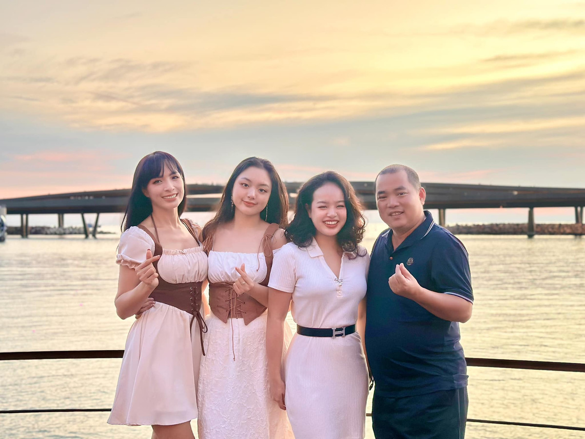 Gia đình cựu siêu mẫu Thuý Hạnh cùng nhau đón năm mới tại Phú Quốc. Ảnh: FB Bui Thuy Hanh