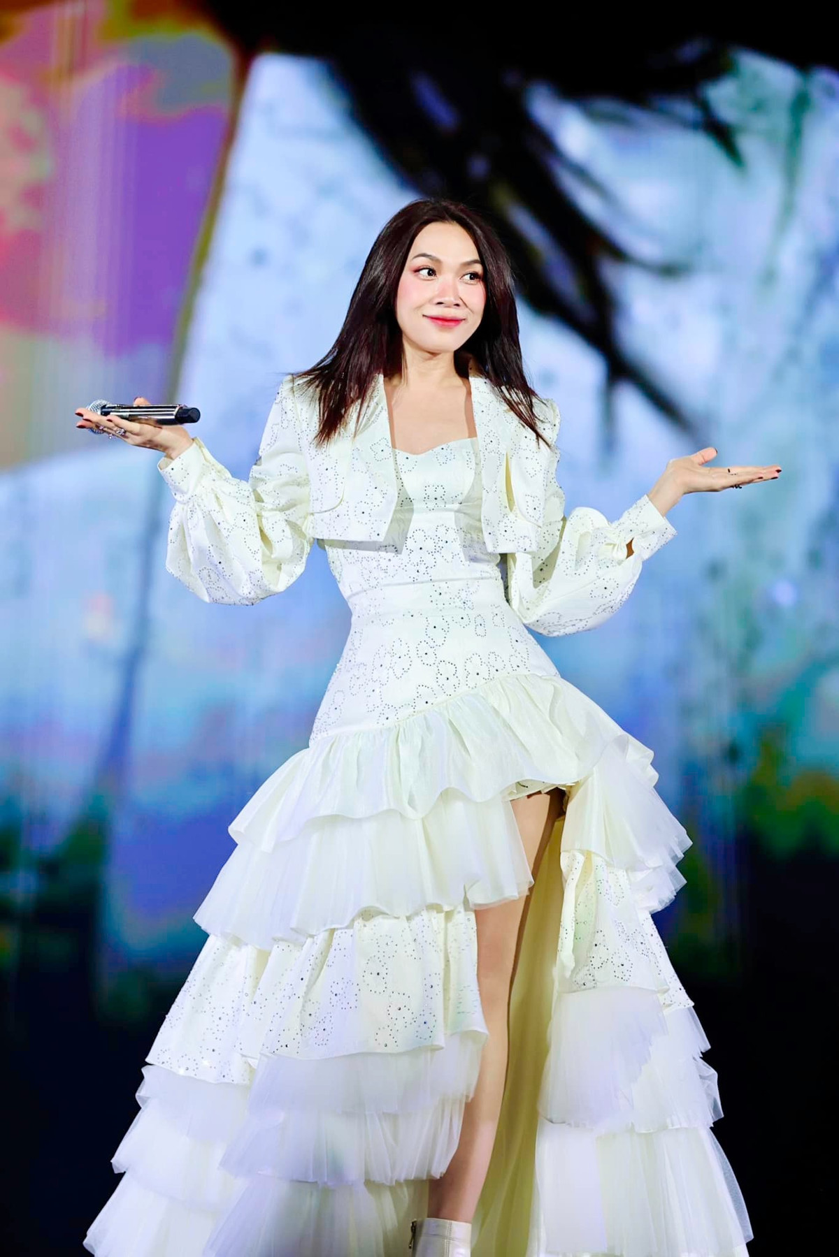 Mỹ Tâm gửi lời chúc đến fans: "Happy New Year 2025! Một năm mới sẽ thật tưng bừng và rạng rỡ như những khoảnh khắc tuyệt vời mà chúng ta đã có. Thân chúc đến các khán giả, các Tri Âm đáng yêu của Tâm sẽ luôn tràn đầy sức khoẻ, niềm vui và hạnh phúc nhé!". Ảnh: FB My Tam