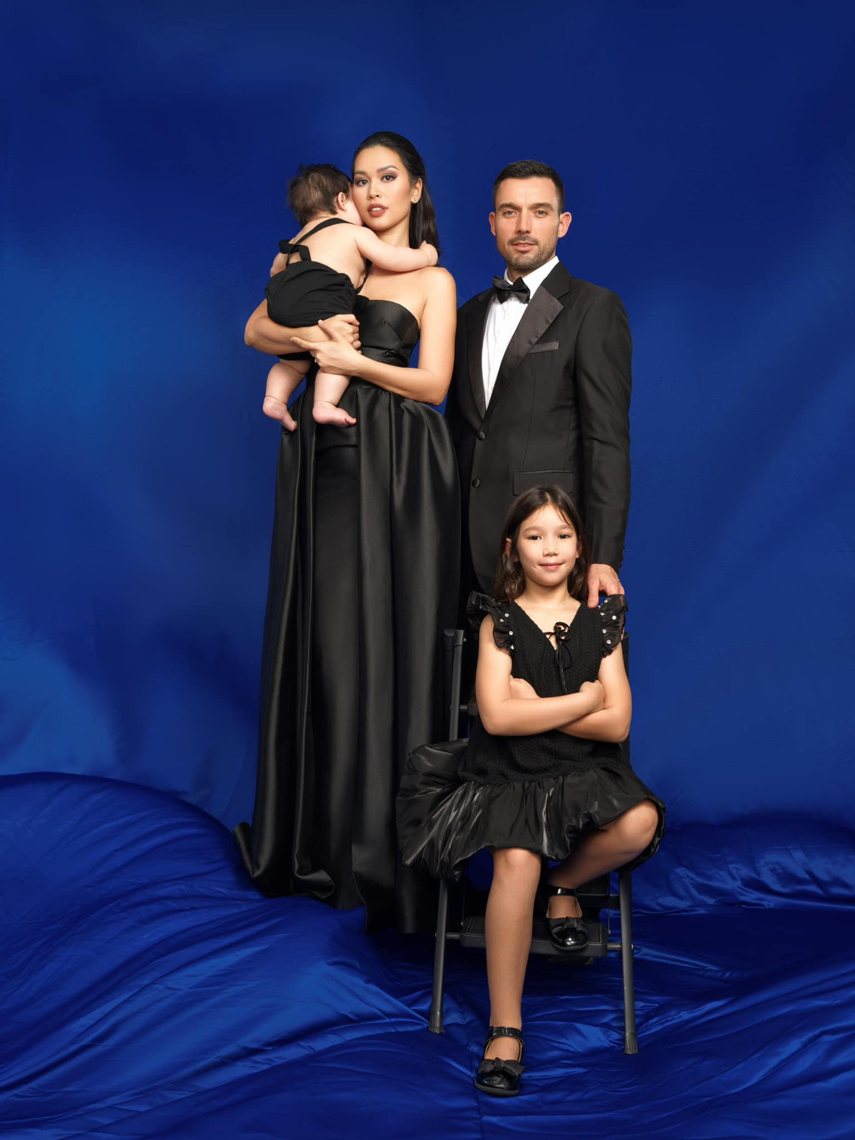 Siêu mẫu Hà Anh cùng chồng con chụp bộ ảnh kỷ niệm sang chảnh. Ảnh: FB Ha Anh Vu