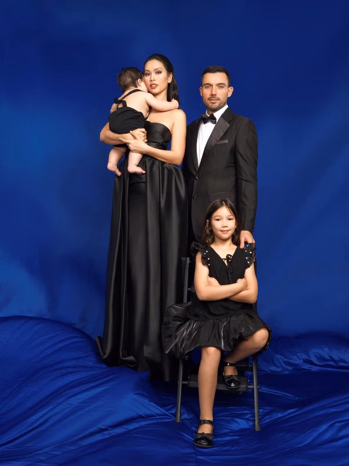 Siêu mẫu Hà Anh cùng chồng con chụp bộ ảnh kỷ niệm sang chảnh. Ảnh: FB Ha Anh Vu