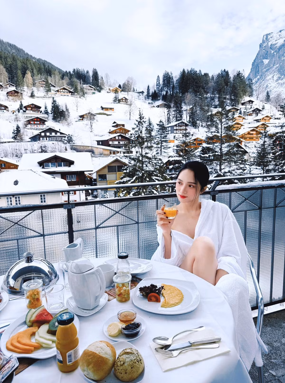Hoa hậu Hương Giang ăn sáng sang chảnh tại ngôi làng cao nhất châu Âu Grindelwald. Ảnh: FB Nguyễn Hương Giang