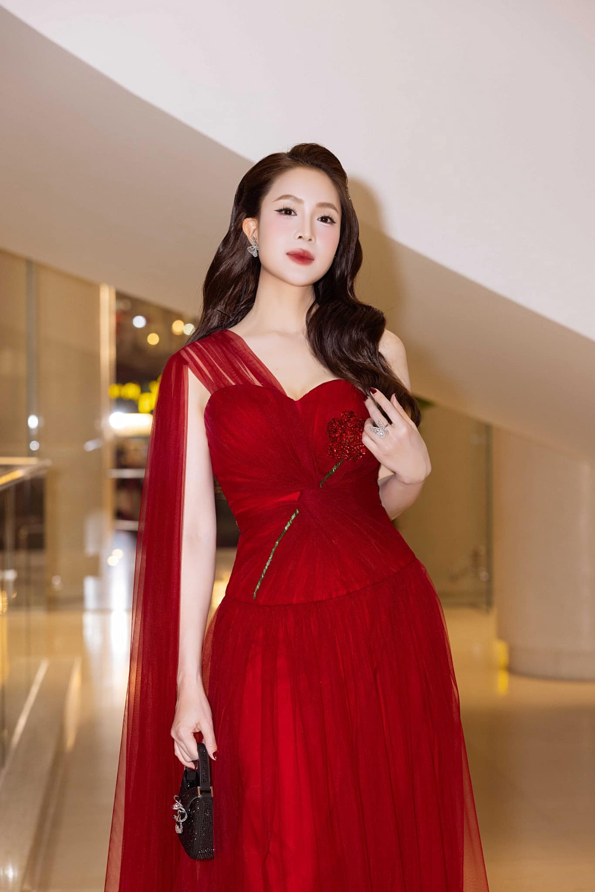 Hồng Diễm khéo khoe vóc dáng thon thả, làn da trắng sáng khi diện chiếc váy đỏ nổi bật tựa như công chúa. Ảnh: FB Nguyen Hong Diem