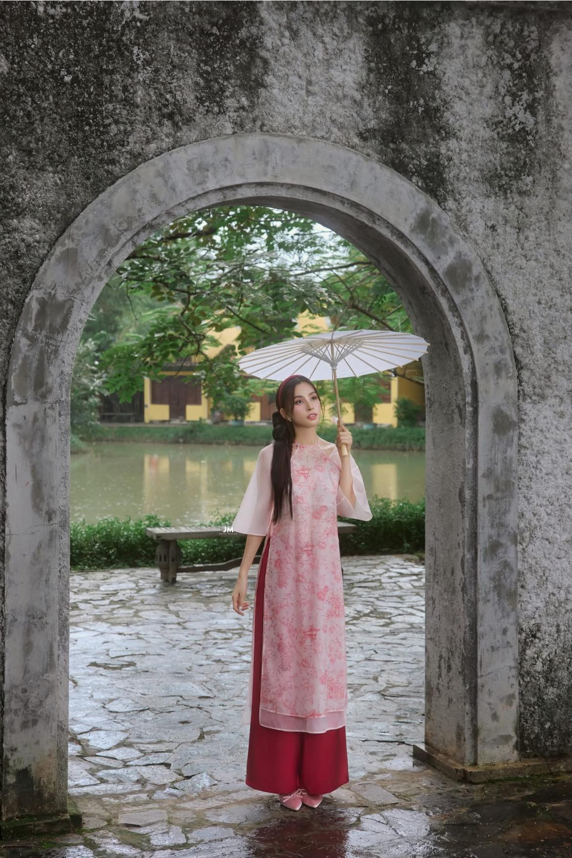 Hoa hậu Tiểu Vy mặc áo dài, dịu dàng tạo dáng giữa không gian cổ kính. Ảnh: FB Trần Tiểu Vy