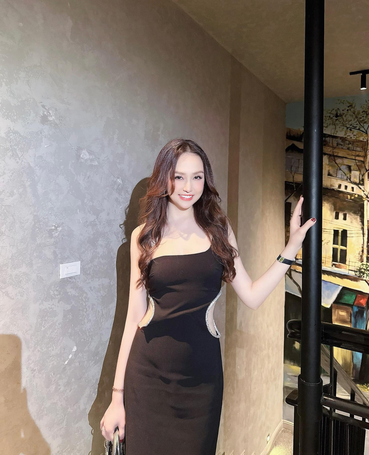 Bà xã của nam ca sĩ Tuấn Hưng luôn là tâm điểm chú ý của công chúng với nhan sắc xinh đẹp và phong cách thời trang sành điệu. Ảnh: FB Trần Thu Hương