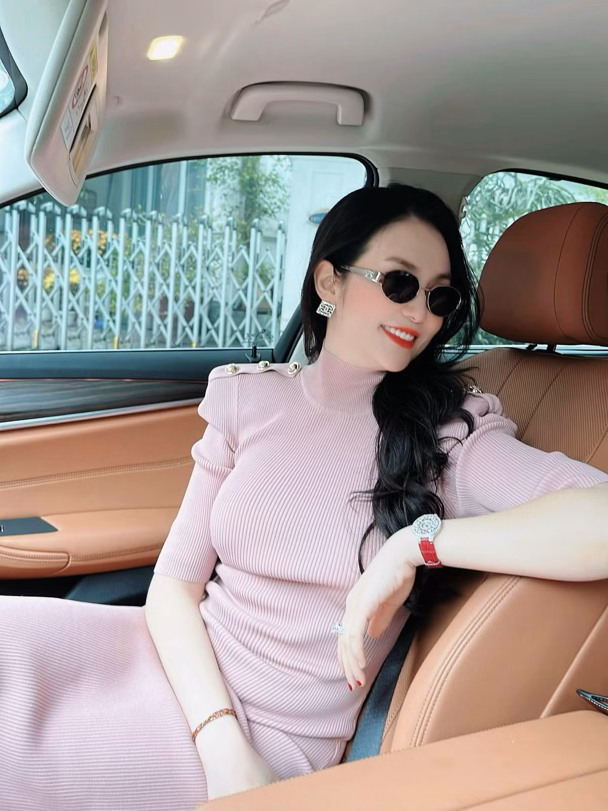 Người đẹp sinh năm 1991 không chỉ xinh đẹp mà còn rất giỏi kinh doanh. Ảnh: FB Trần Thu Hương