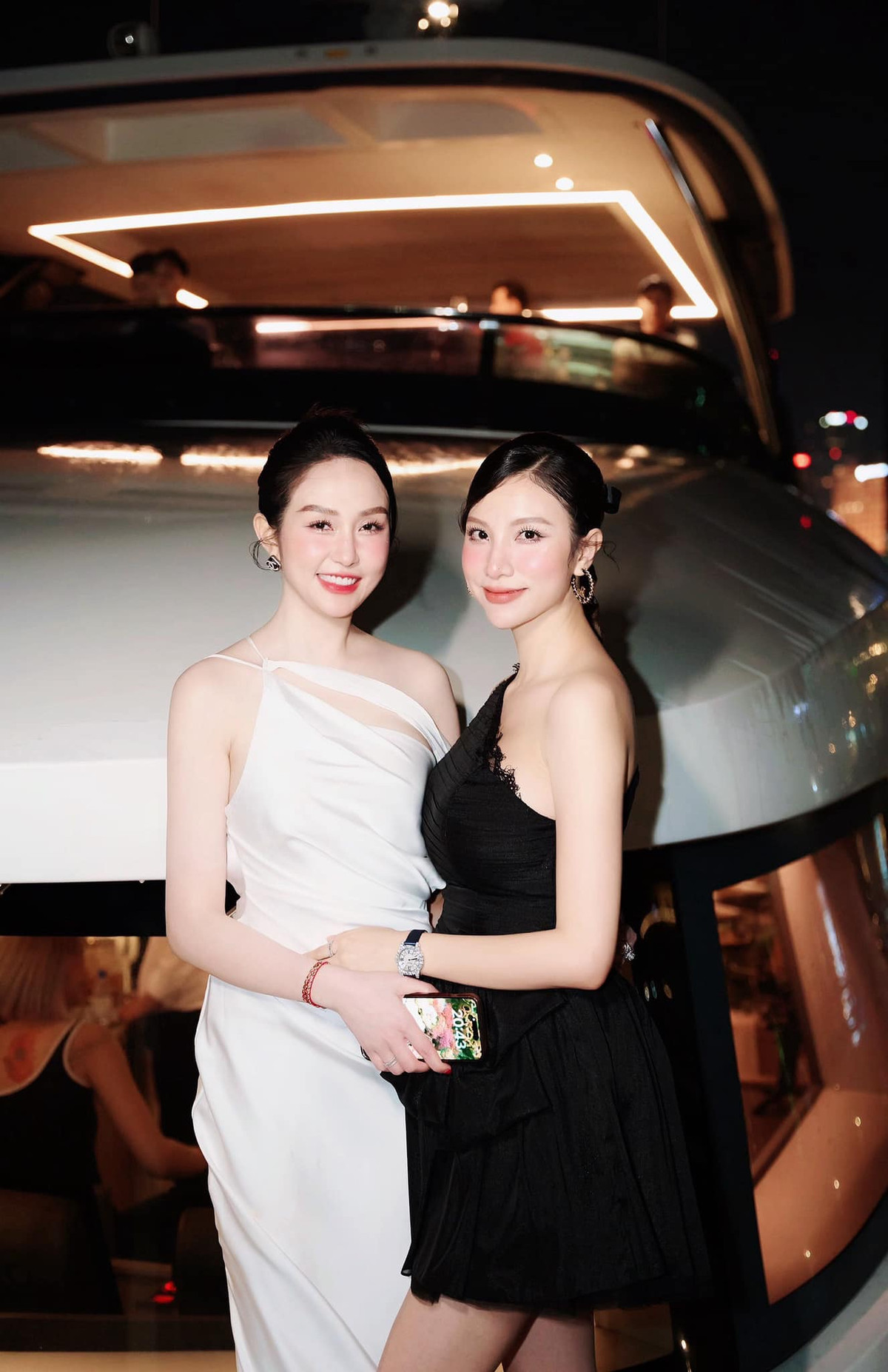 Vóc dáng thon gọn, làn da trắng sáng và gương mặt thanh tú giúp cô dễ dàng chinh phục mọi phong cách thời trang. Ảnh: FB Trần Thu Hương