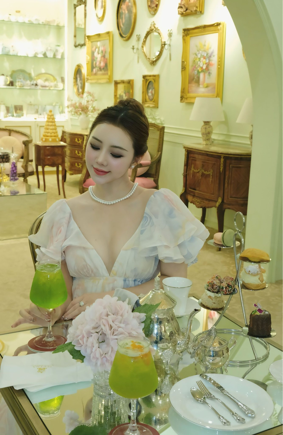 Điểm nhấn đặc biệt của trang phục nằm ở phần tay bồng được thiết kế nhiều lớp, mang đậm hơi thở cổ điển, biến diễn viên Quỳnh Kool trở thành một nàng tiểu thư kiêu sa bước ra từ những câu chuyện lãng mạn. Ảnh: FB Quỳnh Nguyễn