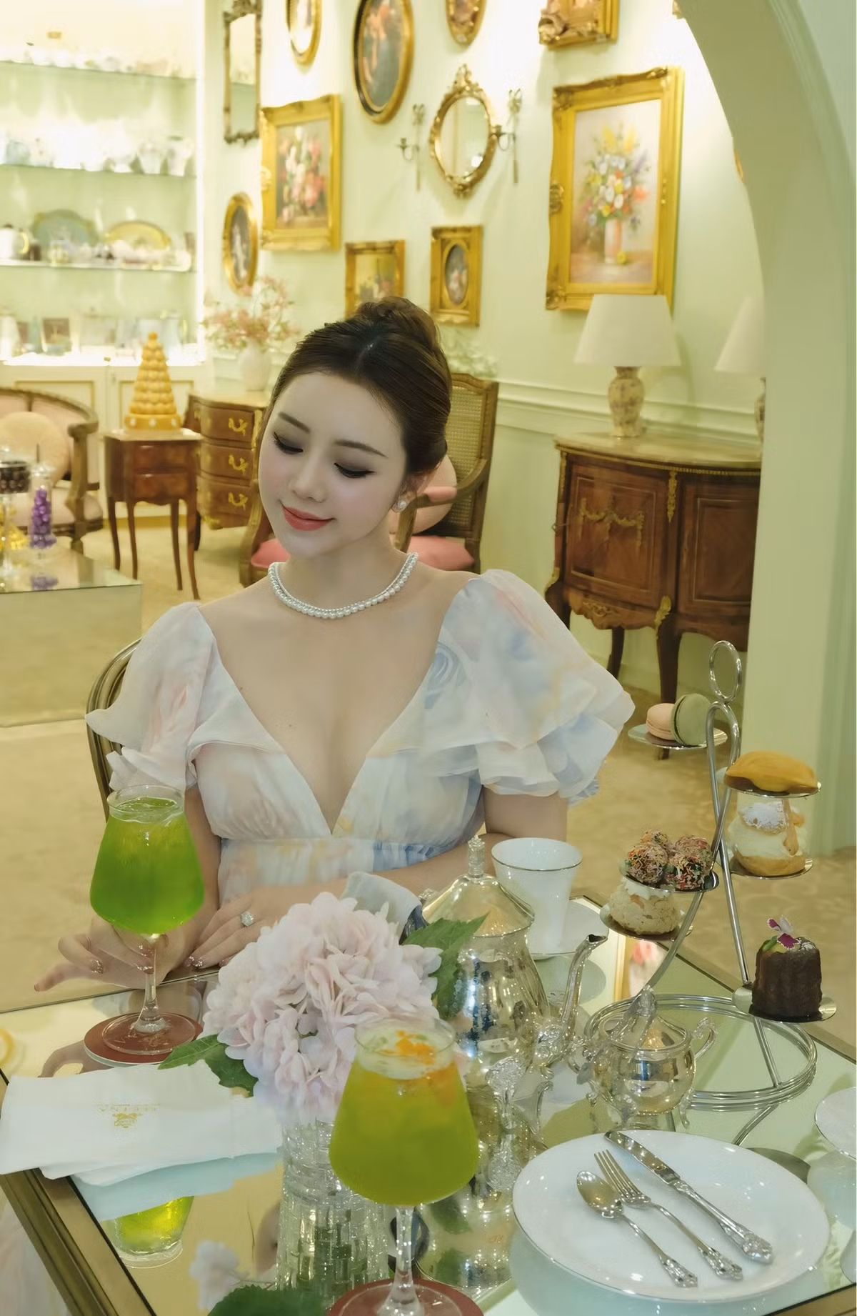 Điểm nhấn đặc biệt của trang phục nằm ở phần tay bồng được thiết kế nhiều lớp, mang đậm hơi thở cổ điển, biến diễn viên Quỳnh Kool trở thành một nàng tiểu thư kiêu sa bước ra từ những câu chuyện lãng mạn. Ảnh: FB Quỳnh Nguyễn