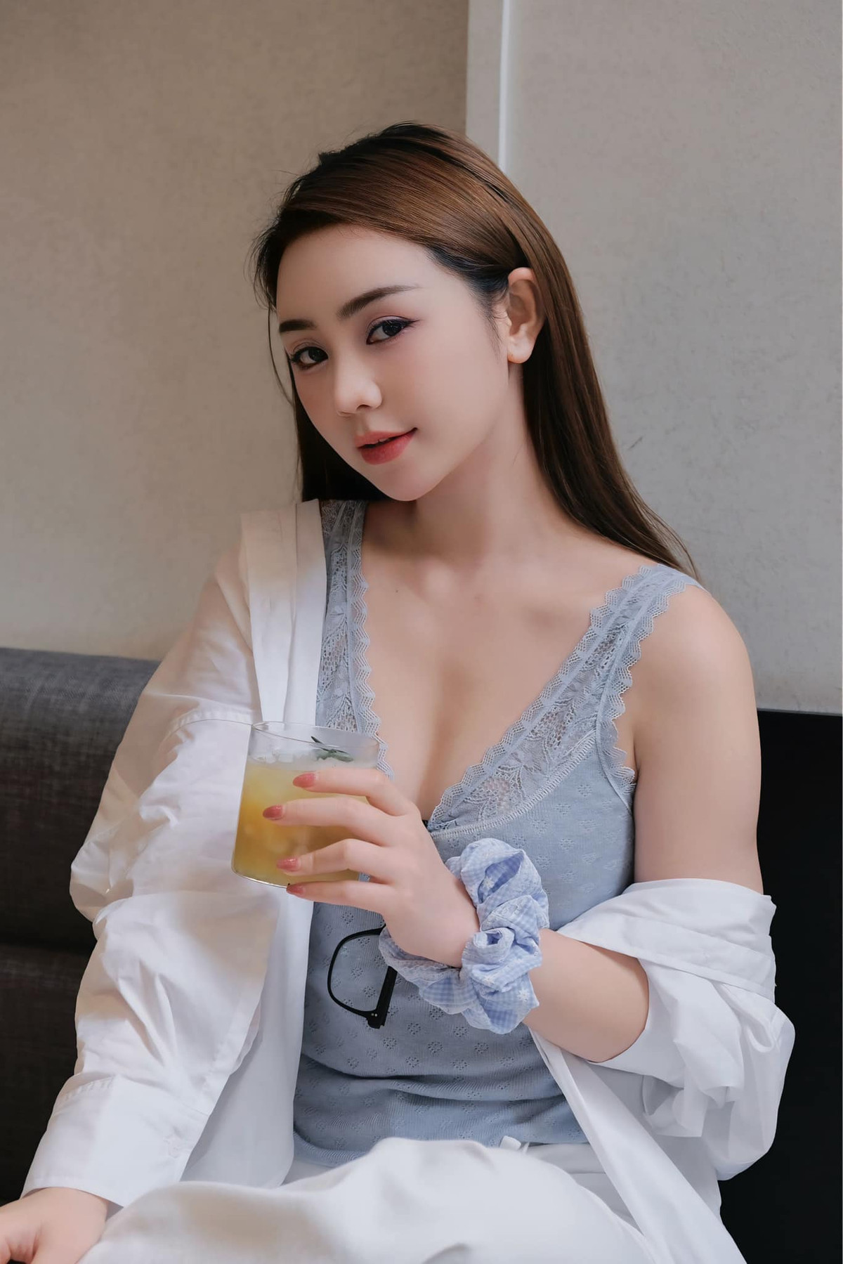 Nữ diễn viên không ngại khoe trọn vòng 1 đẫy đà cùng các trang phục với thiết kế trễ nải, h‌ở bạ‌o khiến cư dân mạng không khỏi trầm trồ. Ảnh: FB Quỳnh Nguyễn