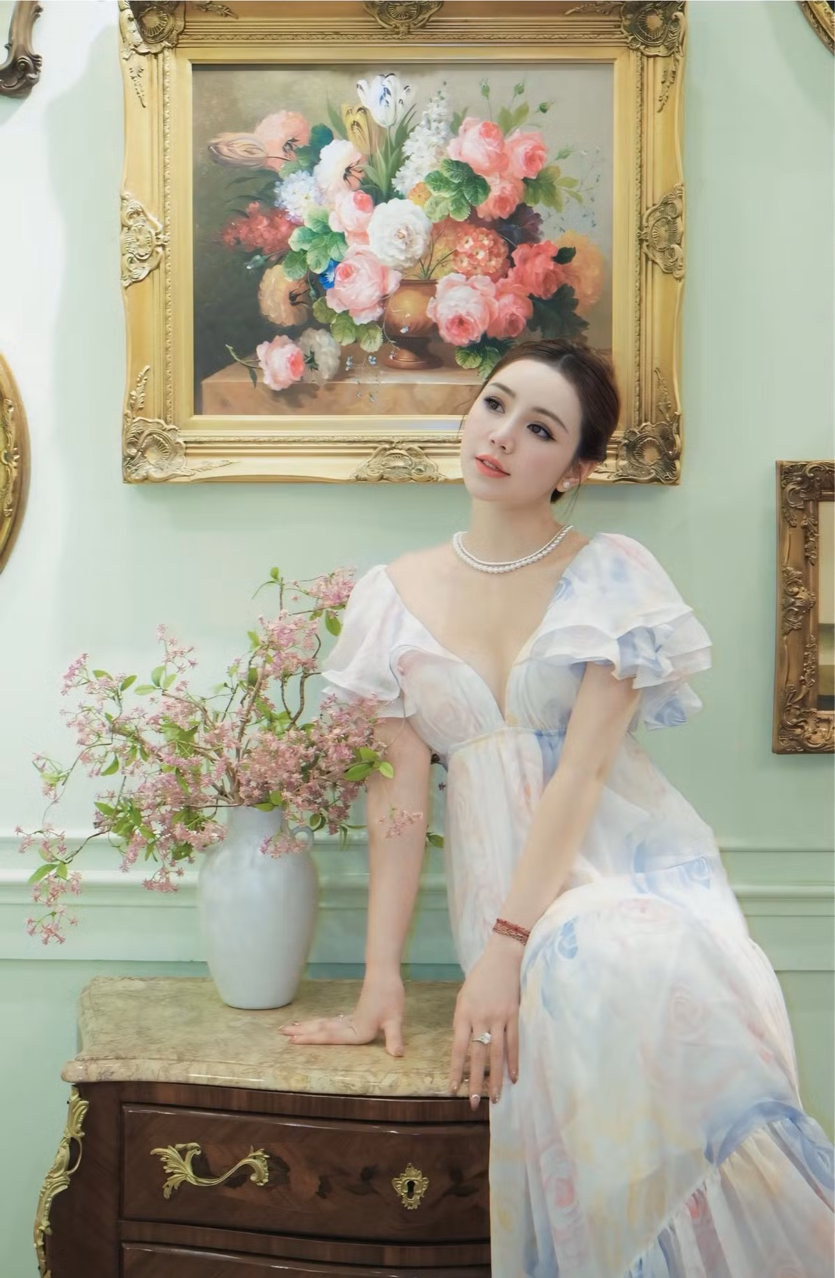 Không chỉ ghi dấu ấn qua những vai diễn ấn tượng trong các bộ phim truyền hình, Quỳnh Kool còn khiến công chúng phải trầm trồ trước phong cách thời trang tinh tế, gợi cảm mà không cần phải hở bạo. Ảnh: FB Quỳnh Nguyễn