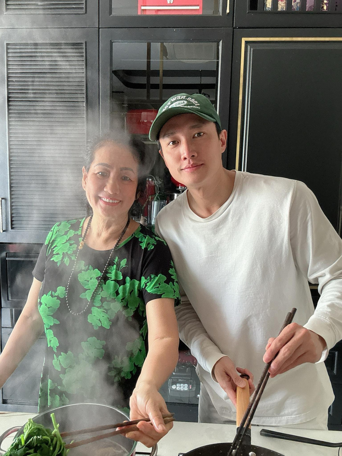 Diễn viên Quốc Trường tự tay chuẩn bị bữa cơm ấm cúng để mời mẹ, đặc biệt trổ tài với những món ăn đặc trưng của miền Tây Nam Bộ. Ảnh: FB Nguyễn Quốc Trường