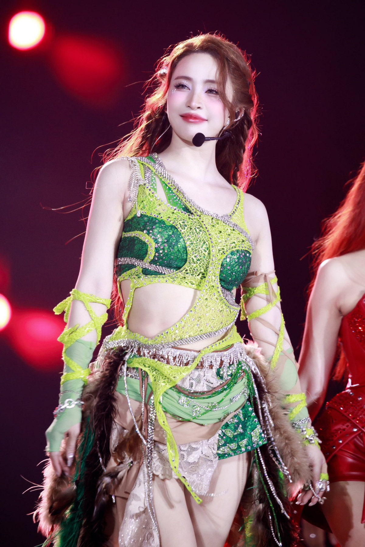 Diễn viên Quỳnh Nga chia sẻ khoảnh khắc diện trang phục gợi cảm, cắt xẻ trên sân khấu. Ảnh: FB Phạm Quỳnh Nga