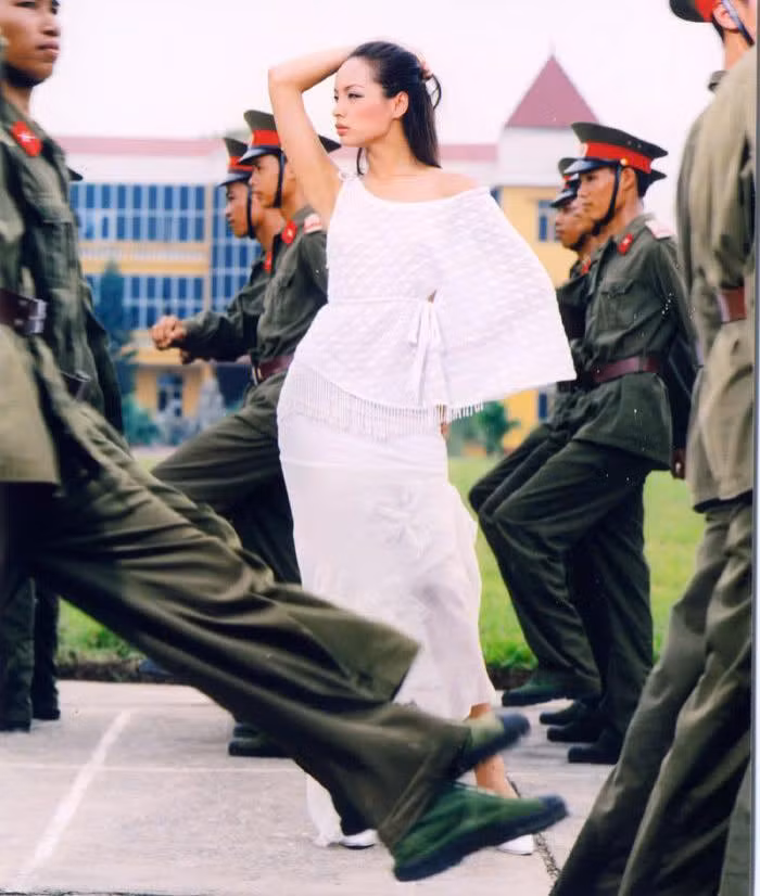 Thúy Hạnh đăng lại bức ảnh chụp cô trình diễn thiết kế trong bộ sưu tập "Vũ khúc thanh xuân" của Nguyễn Tiến Lợi năm 2003, giữa các chiến sĩ đang diễu binh. Ảnh: FB Bui Thuy Hanh