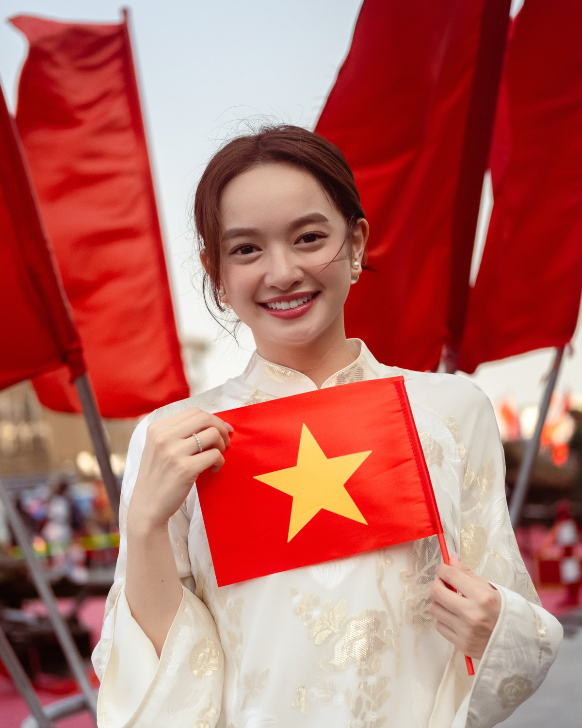 Tin tức sao Việt 30/4: Diễn viên Kaity Nguyễn chụp ảnh tươi cười, rạng rỡ, trên tay cầm cờ đỏ sao vàng. Ảnh: FB Kaity Nguyen