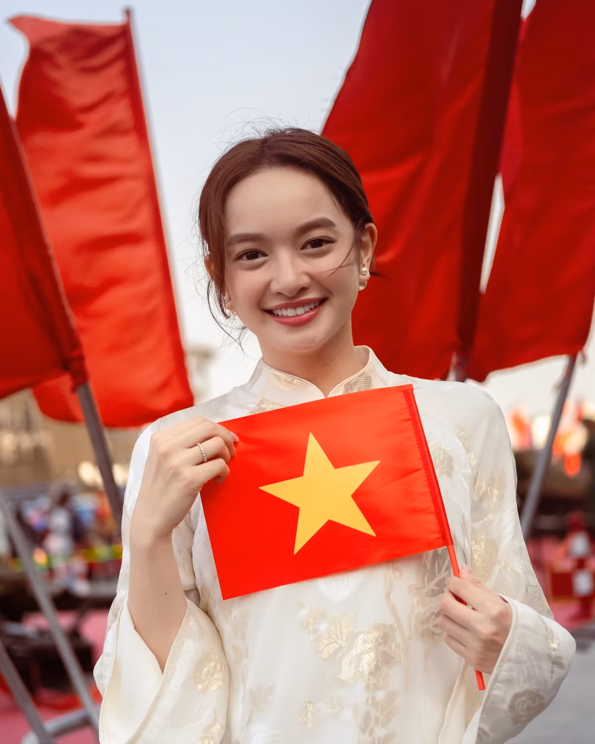  Tin tức sao Việt 30/4: Diễn viên Kaity Nguyễn chụp ảnh tươi cười, rạng rỡ, trên tay cầm cờ đỏ sao vàng. Ảnh: FB Kaity Nguyen