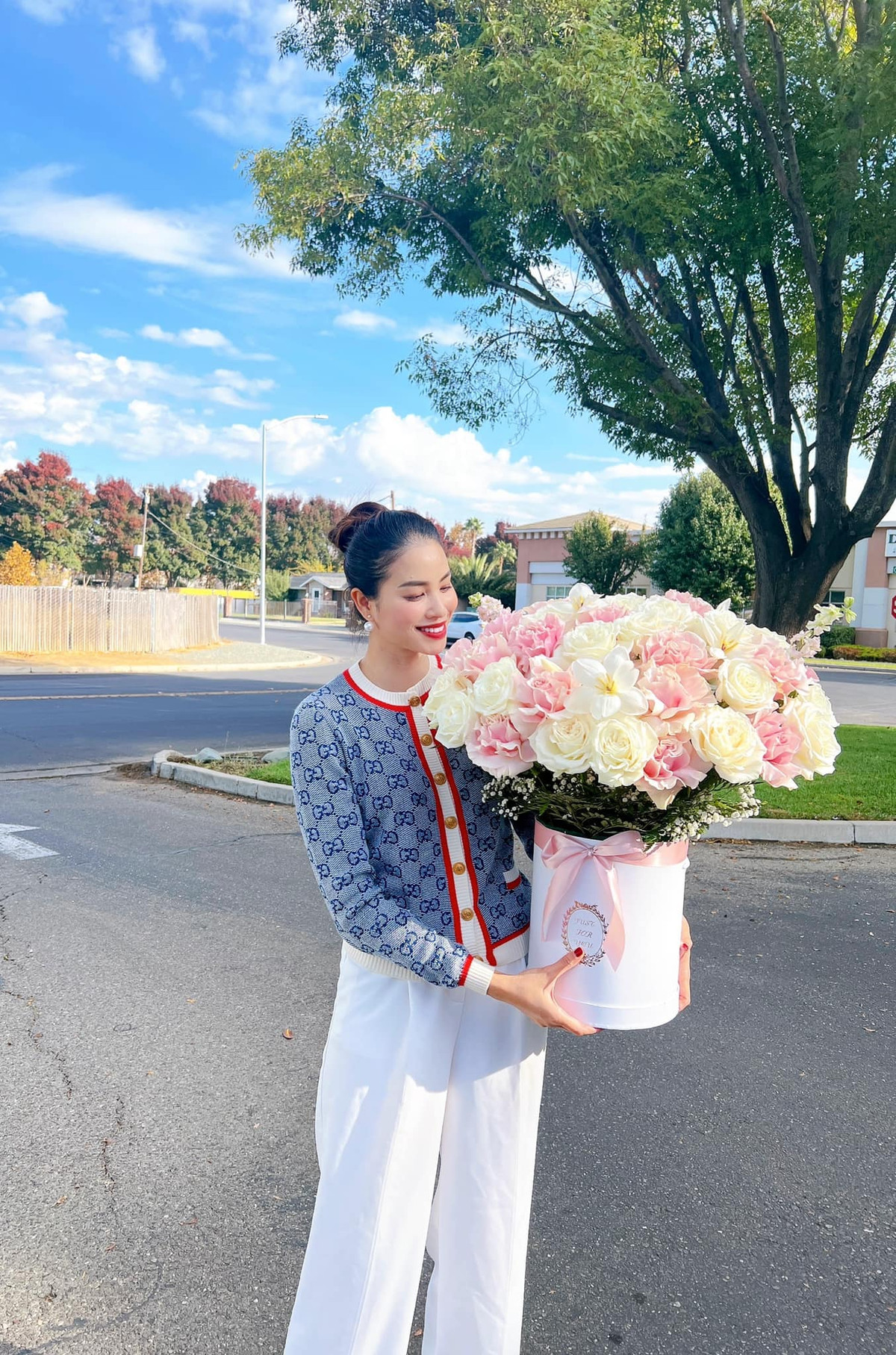 Từ những thiết kế thanh lịch, đơn giản đến những bộ cánh cầu kỳ, sang trọng đều được Phạm Hương chia sẻ. Ảnh: FB Hoa Hậu Phạm Hương