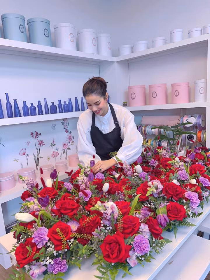 Cô khéo léo kết hợp những món đồ hàng hiệu với những trang phục thiết kế riêng, tạo nên những set đồ vừa thời thượng vừa phù hợp với tính cách của mình. Ảnh: FB Hoa Hậu Phạm Hương