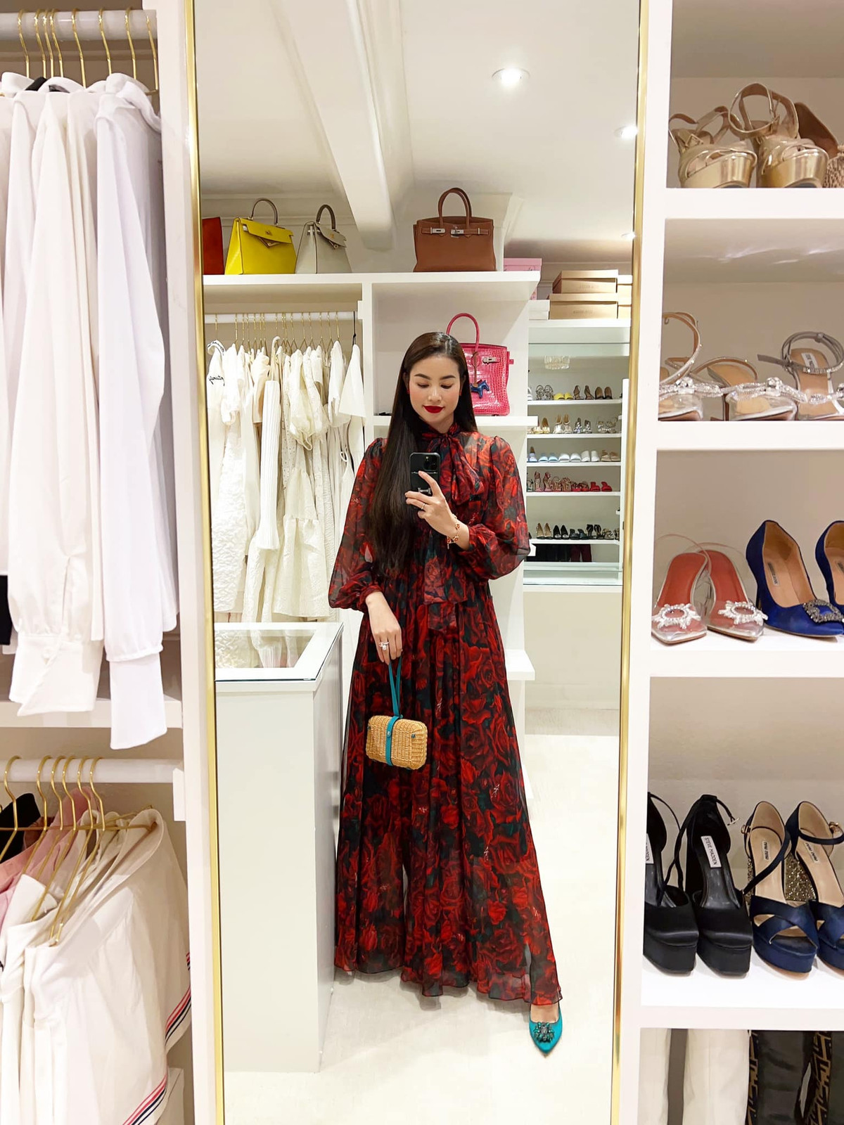 Trang phục với những gam màu rực rỡ như hồng, đỏ, xanh... được Phạm Hương thường xuyên chưng diện khi làm bà chủ. Ảnh: FB Hoa Hậu Phạm Hương