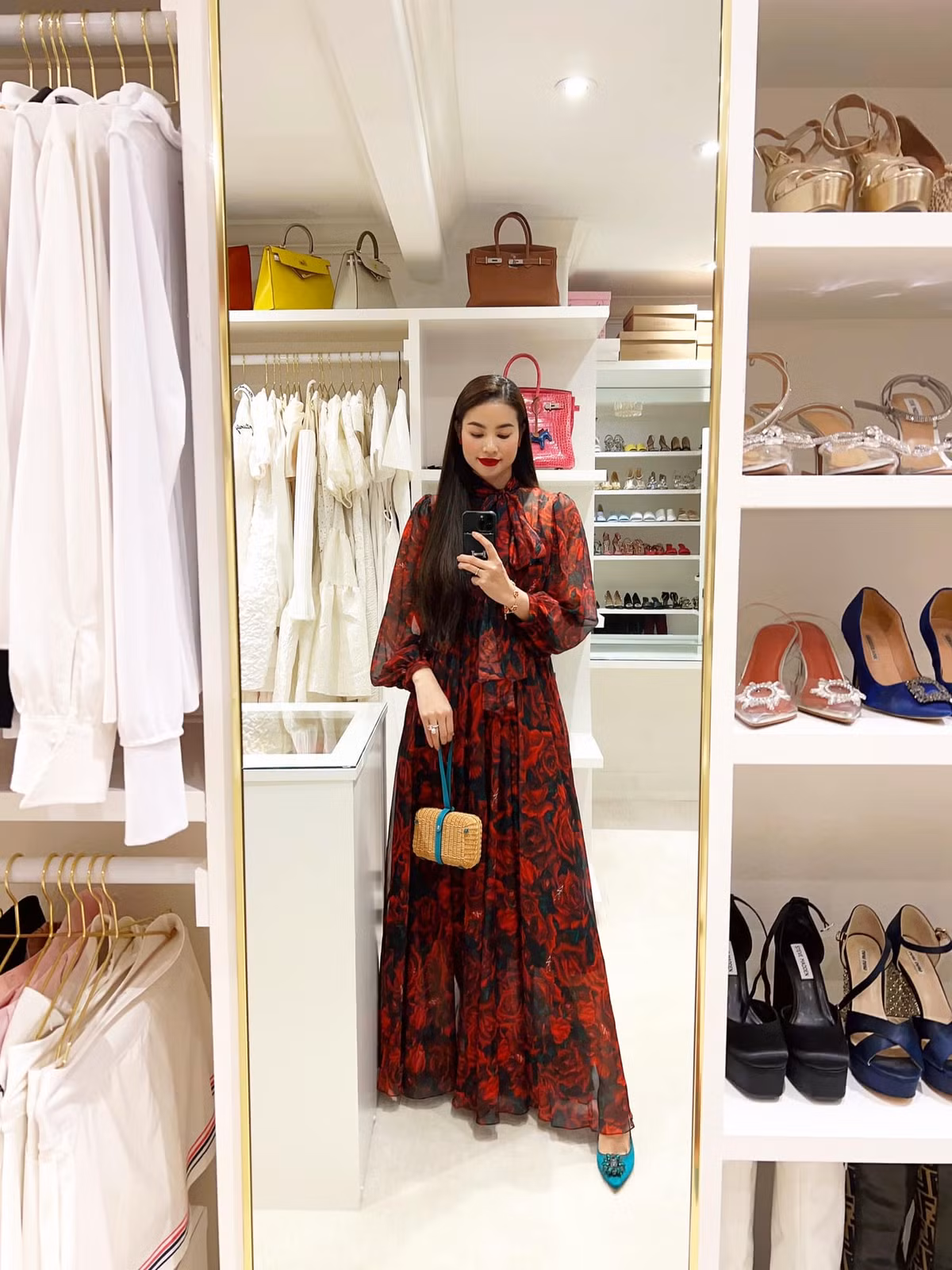 Trang phục với những gam màu rực rỡ như hồng, đỏ, xanh... được Phạm Hương thường xuyên chưng diện khi làm bà chủ. Ảnh: FB Hoa Hậu Phạm Hương