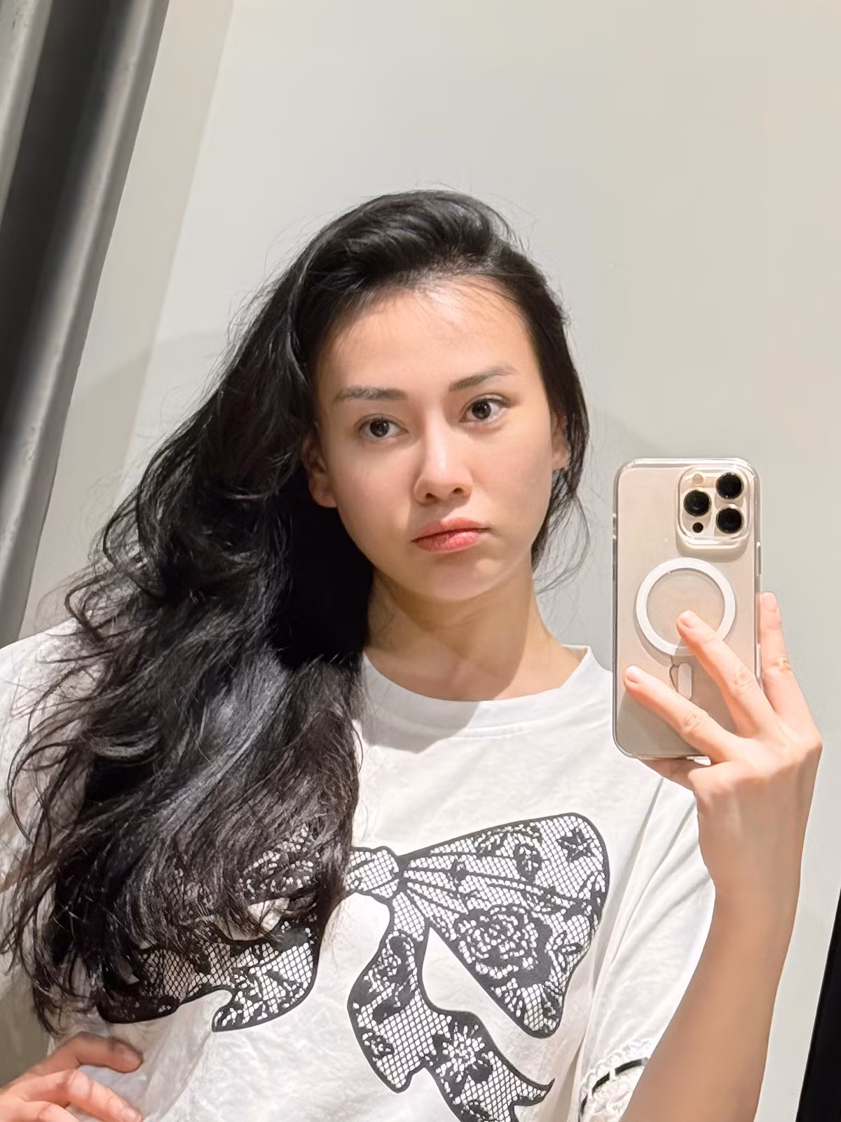 Phương Oanh tự nhận trẻ như tuổi đôi mươi khi chụp ảnh qua gương. Ảnh: FB Đỗ Phương Oanh