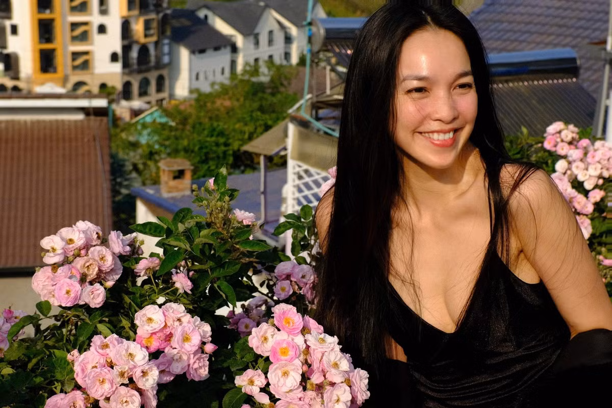 Hiền Thục xinh đẹp bên hoa ở Đà Lạt. Ảnh: FB Hien Thuc