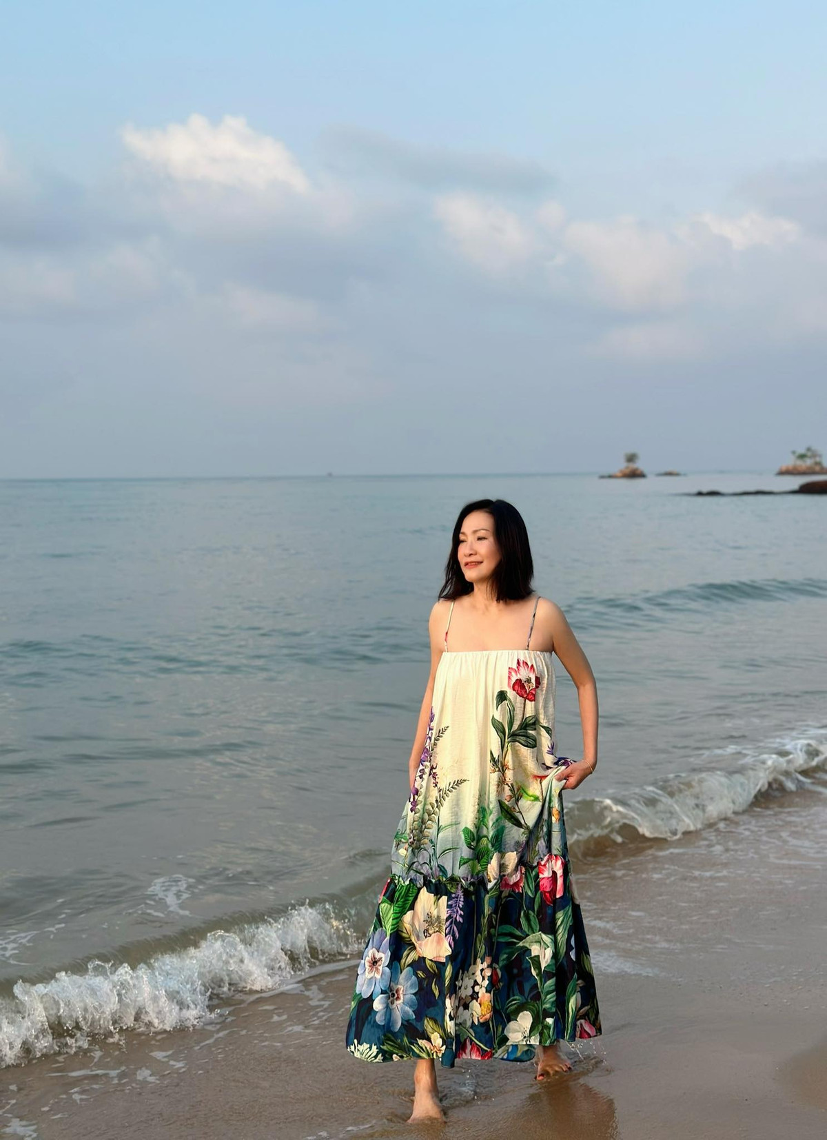 Nghệ sĩ Hồng Đào tươi trẻ dạo biển. Ảnh: FB Hồng Đào