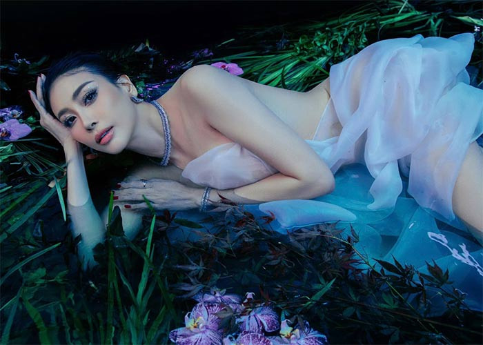 Ở tuổi 49, Hà Kiều Anh có cuộc sống viên mãn bên chồng và ba con. Hiện người đẹp sinh năm 1976 không tham gia nhiều các hoạt động showbiz mà chủ yếu dự sự kiện do các nghệ sĩ thân thiết tổ chức hoặc làm giám khảo các cuộc thi nhan sắc. (Ảnh: FB Hà Kiều Anh)