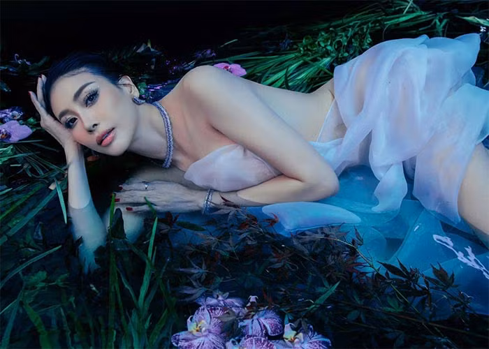 Ở tuổi 49, Hà Kiều Anh có cuộc sống viên mãn bên chồng và ba con. Hiện người đẹp sinh năm 1976 không tham gia nhiều các hoạt động showbiz mà chủ yếu dự sự kiện do các nghệ sĩ thân thiết tổ chức hoặc làm giám khảo các cuộc thi nhan sắc. (Ảnh: FB Hà Kiều Anh)