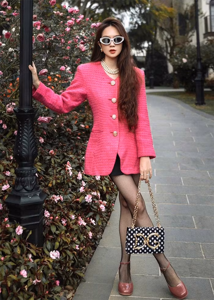 Phong cách thời trang cũng khiến vợ Lý Hải ngày càng thần thái, quyến rũ. (Ảnh: FB Lý Hải Minh Hà)