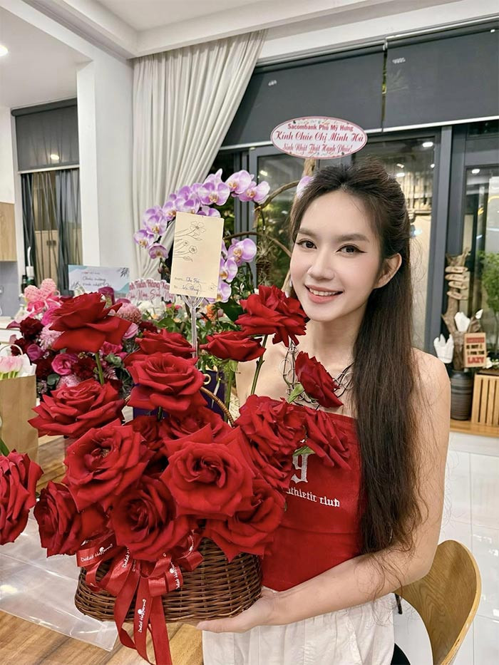 Bà mẹ 4 con còn được nhiều người khen là "lão hóa ngược" vì ngày càng trẻ trung. (Ảnh: FB Lý Hải Minh Hà)