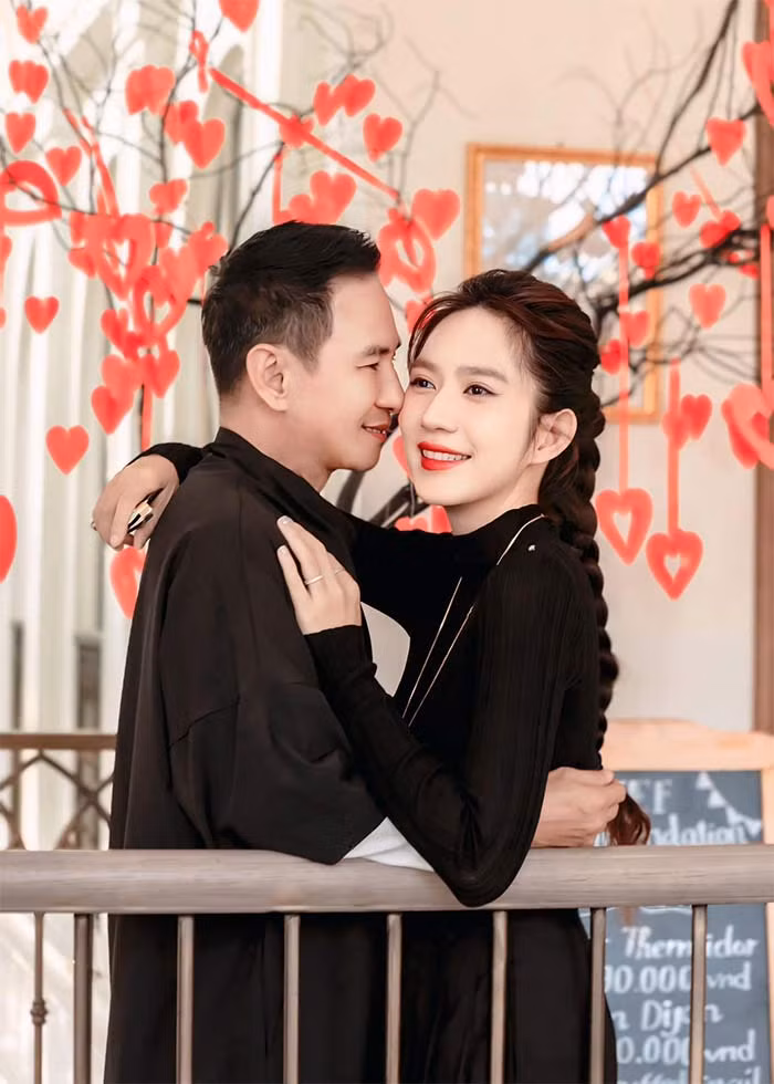 Sau 15 năm kết hôn, vợ chồng Lý Hải vẫn tình tứ như thuở mới yêu. (Ảnh: FB Lý Hải Minh Hà)