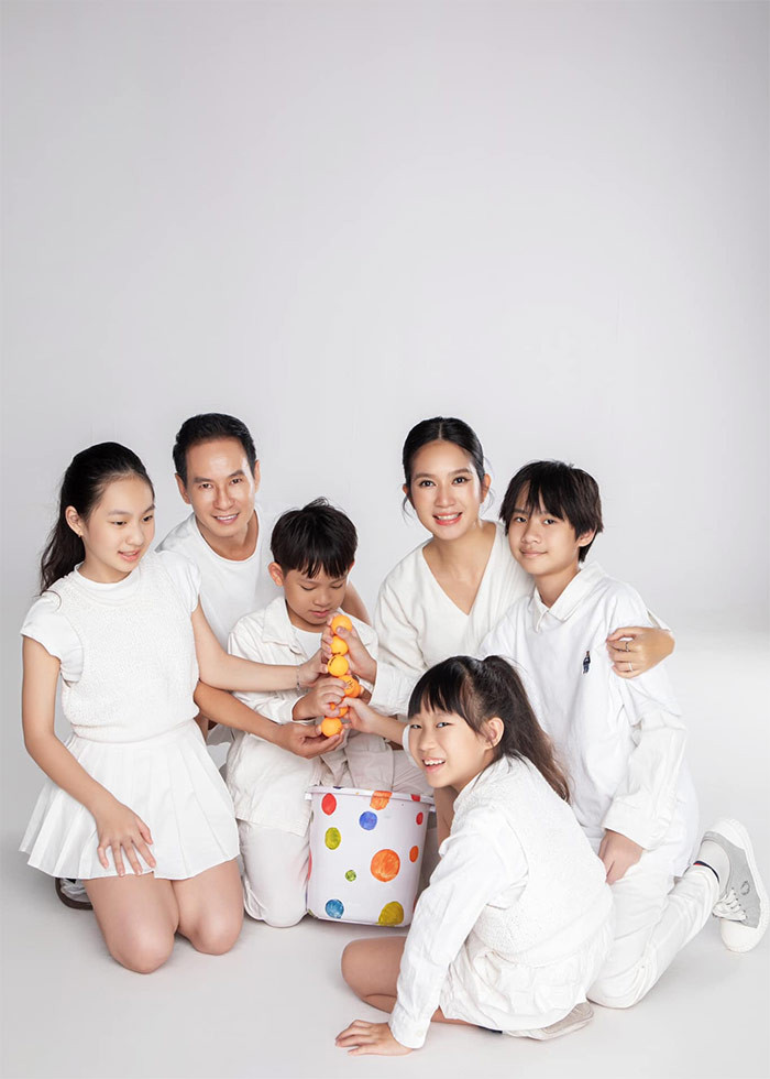 Cô đang tận hưởng cuộc sống viên mãn bên chồng, đạo diễn Lý Hải, và 4 con. (Ảnh: FB Lý Hải Minh Hà)