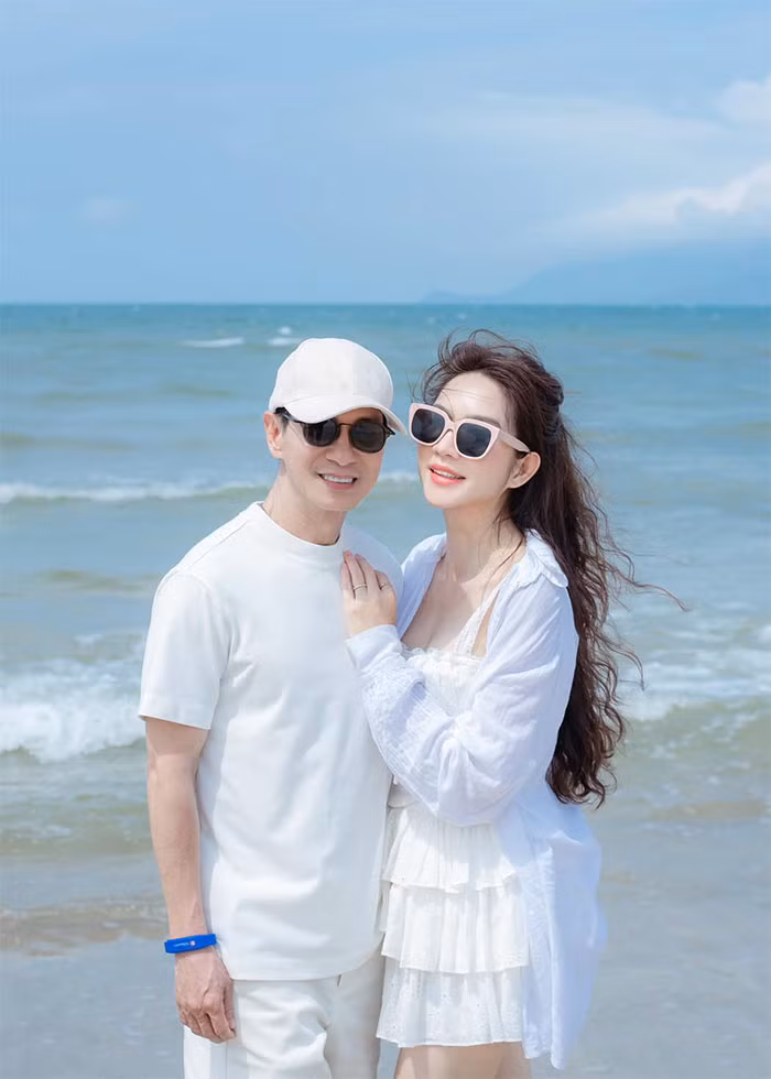 Lý Hải được cho là rất may mắn khi cưới được hot girl trường Luật kém anh 17 tuổi, xinh đẹp, đảm đang. (Ảnh: FB Lý Hải Minh Hà)