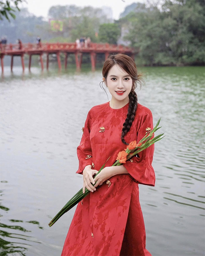 Sau khi tốt nghiệp trường Luật, Minh Hà sang Anh học Thạc sĩ ngành Luật Thương mại Quốc tế tại Đại học Leicester nổi tiếng. Năm 2010 cô về nước và kết hôn với Lý Hải. (Ảnh: FB Lý Hải Minh Hà)