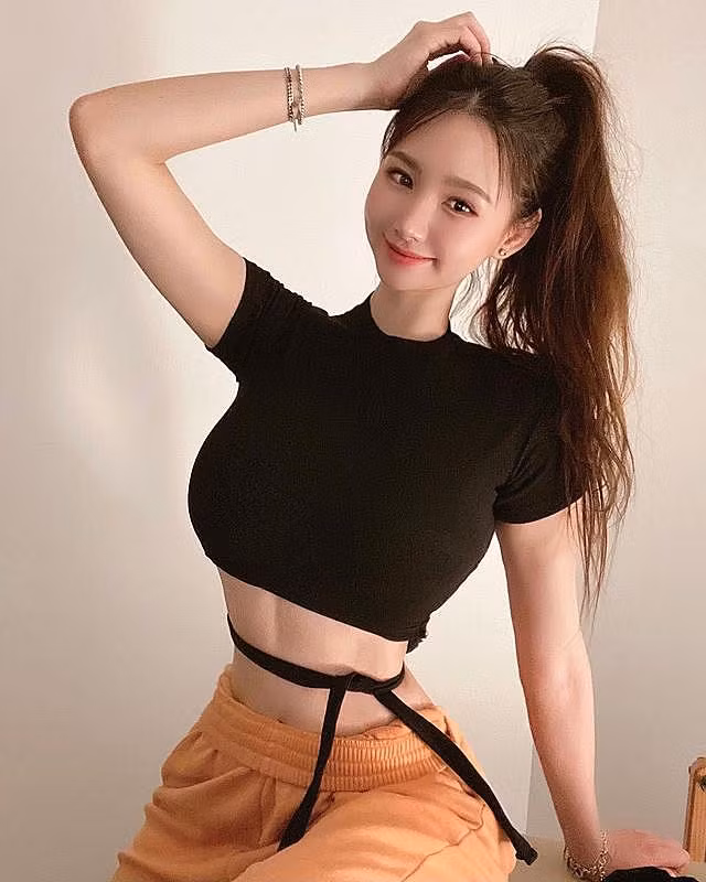 Cũng vì quá xinh đẹp, gợi cảm, dù cô nàng diện kín đáo hay hở hang đều cực kỳ bắt mắt.