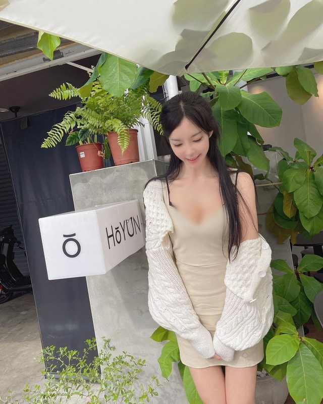 Cô nàng thường diện những thiết kể xẻ sâu, khoe vòng một căng đầy, khiến nhiều người phải "nóng mắt".