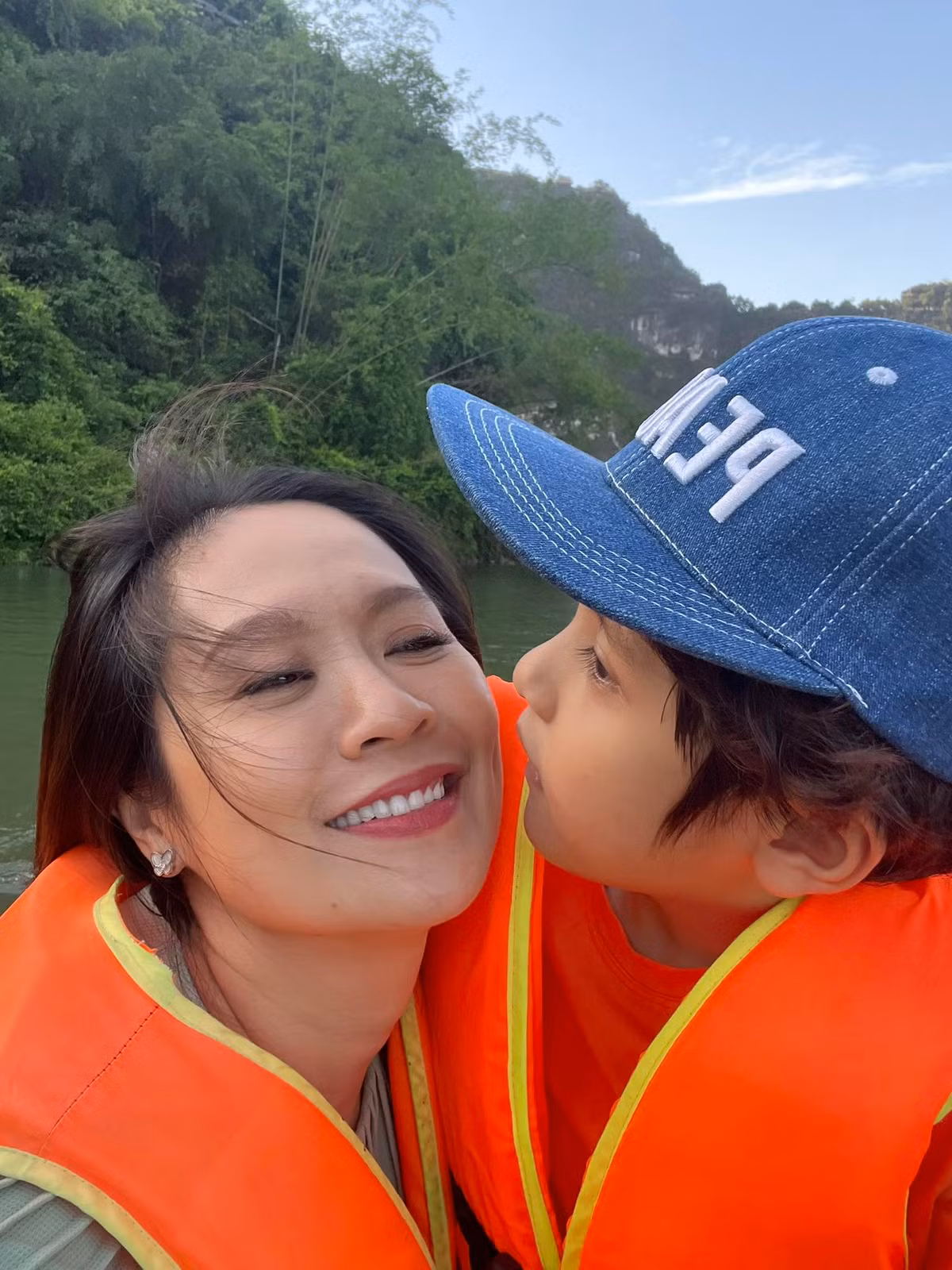 Diễn viên Thanh Thúy vui khi con trai vẫn ổn sau 3 giờ trên thuyền. Ảnh: FB Le Thi Thanh Thuy
